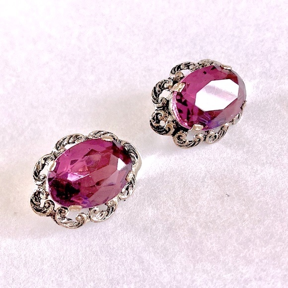 Vintage 60’s purple glass crystal clip on earrings Ornate setting - Picture 4 of 6